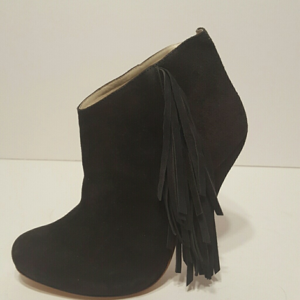 Plomo- Andie. grey suede ankle boot with fringe.